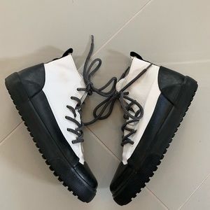 White/black Hunter high top/waterproof sneaker